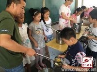 灾区通城县北门小学开学的第一顿午餐