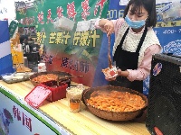 美食节持续火爆 吃货乐翻天