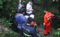 男子跌入山洞 警民合力营救