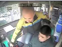 咸宁一男子怒抢方向盘 公交车撞上绿化带