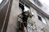 一居民楼发生火灾1人被困 通城消防架设拉梯成功救出
