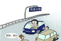 危险|高速逆行险些撞上警车！