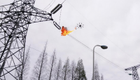 咸宁首次采用无人机喷火消除高压线异物