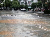 温泉:一水管爆裂 街道成河流