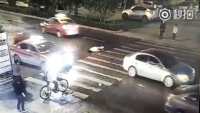 视频刷疯了！女子过斑马线被车撞，无人上前施救，后再遭碾压