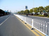 香城评论 | 道路隔离护栏 挡住的是市民出行的陋习