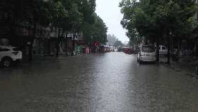 崇阳：强降雨来袭 城区渍水严重