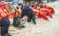 全市公安迎暴雨保平安 转移群众5500余人排险390多处