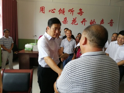 ​云上咸宁——丁小强在通山看望一线教师 向全市教育工作者致以节日问候
