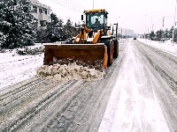 一夜风雪铺银毯 城管战士扫雪忙