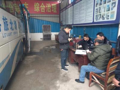 咸安交警开展春运前客运车辆“特检”行动