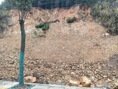 提醒！咸安一路段出现小面积山体滑坡 请小心慢行