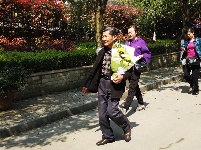 组图 | 一束鲜花祭祖先   绿色祭祀泽后人