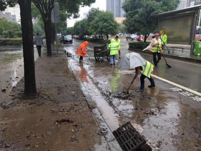 水退街净，城区正全力清洁积水路段 