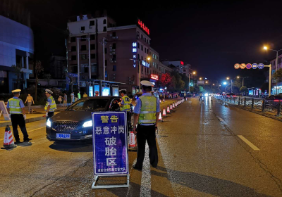 高考护航！咸安交警夜查酒驾不停歇