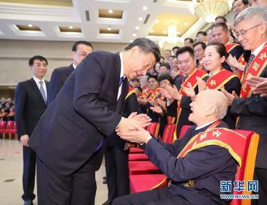 习近平俯身与老英雄握手，这些年他关爱退役军人的话语超暖心！