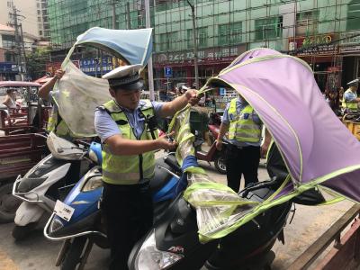 拆除电动车雨棚600余顶 | 市交警二大队开展专项整治行动