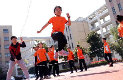 只许喝水上厕所 神兽归笼如坐牢：课间10分钟 “野”点又何妨