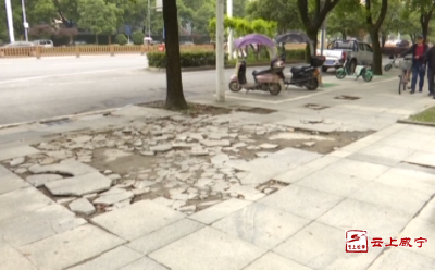 莫让人行道不能行人 车行道不能行车——巩固国家卫生城市·红黑榜⑤
