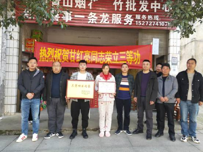 让军人军属共享光荣 | 崇阳县退役军人事务局为立功受奖现役军人家庭送喜报