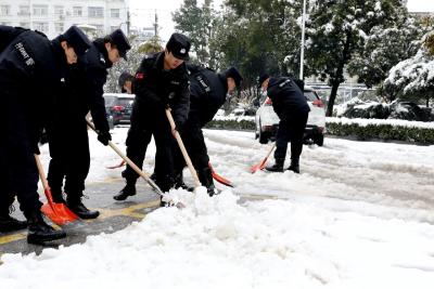 云上咸宁——通山公安迎战冰雪保畅通