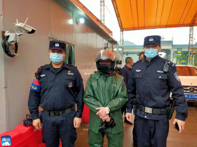 云上咸宁——摩托车司机为拒防疫检查强行冲卡，拘留！