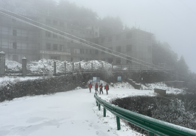 云上咸宁——通山：应对寒潮天气 “跑山电工”风雪中巡线保电