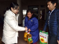 市委宣传部机关干部到驻点村走访慰问贫困户