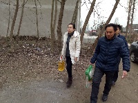 市委宣传部机关干部到驻点村走访慰问贫困户