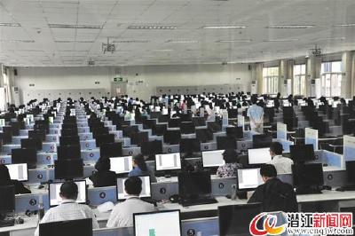 湖北省首次邀请考生代表进入高考评卷现场观摩 