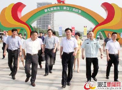 黄剑雄现场督办龙虾节筹备工作 