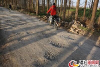 “三不管”道路行路难谁来管？