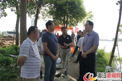 龚定荣深入一线视察汛情 