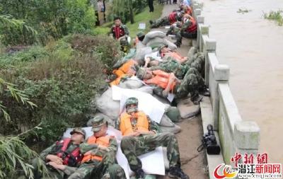 就算大雨让城市颠倒 子弟兵会给我们温暖怀抱！ 