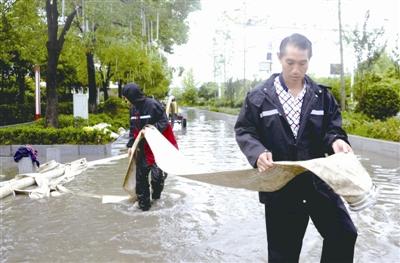 抢排渍水保出行 