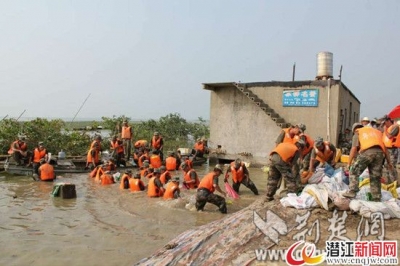 陈训谦：在抗洪救灾的第一线把合格党员的标准立起来 