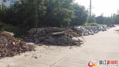 建筑垃圾乱堆 堵路又“堵心” 