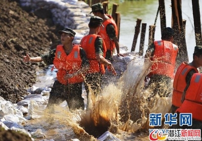 武警部队调4个机动师增援抗洪 总兵力达3.2万人