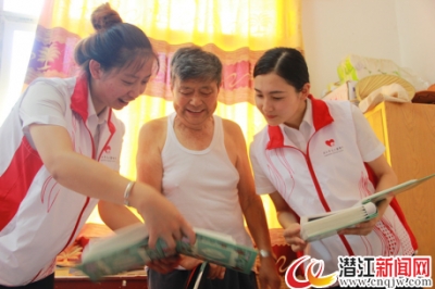 我市30名志愿者慰问总口农村福利院老人