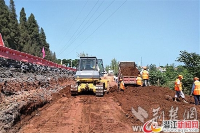 湖北各地全力修复水毁公路 确保9月底前全部抢通
