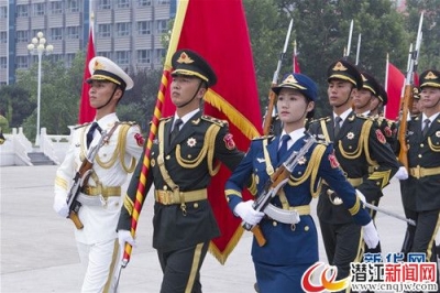 走近三军仪仗队:钢铁怎样炼成的 