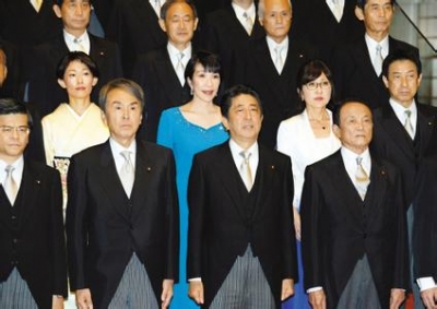 新闻分析：安倍改组内阁藏有心机  