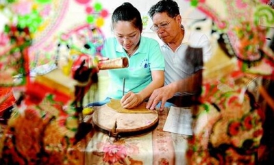 刘年华、杨春霞父女参加武汉音乐学院非遗展演