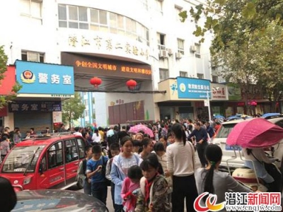 上下学高峰期，学校门前堵成“一锅粥” 