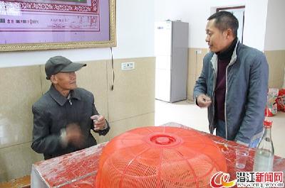 侄养伯二十多年如一日 谱出敬老乐章 