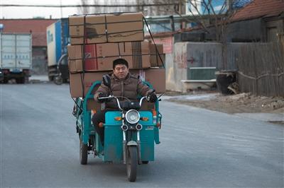 多地试点为正规快递三轮车“上户口” 