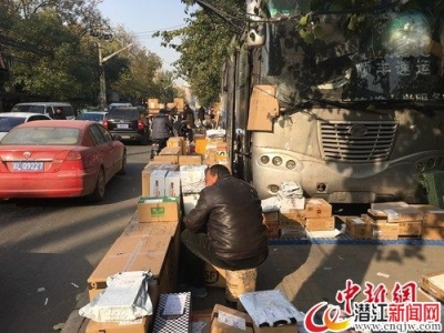 代拿快递、代买水果 高校内“跑腿经济”渐火热