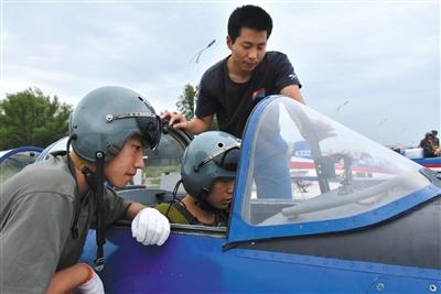 想成飞行员要过几道关? 空军招飞:一本线成基本条件 