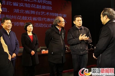 严荣利看望慰问参加第二届荆州花鼓戏艺术节的演职人员 