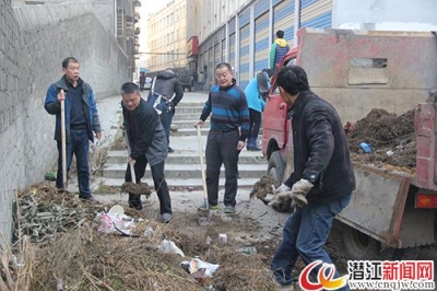 市领导率先垂范 掀“万人洁城”之风 